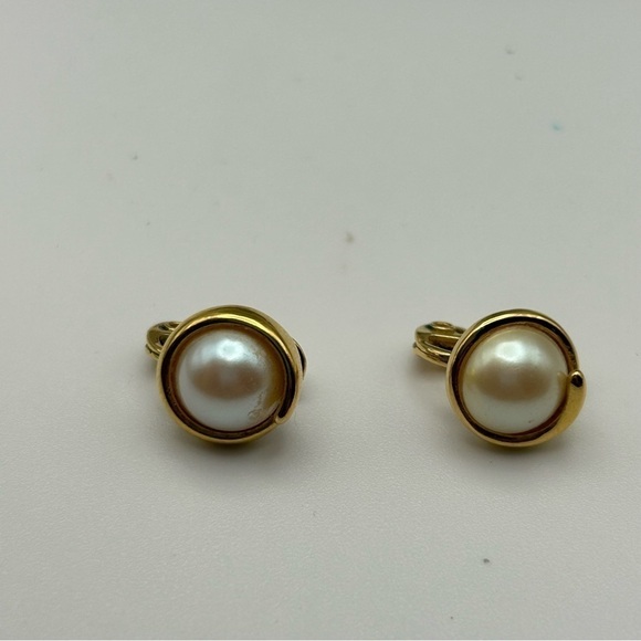 Vintage Monet Round Faux Pearl Gold Tone Swirl Framed Clip On Earrings Dainty - Picture 5 of 6